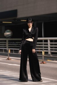 ​徐璐穿黑色西装露蛮腰 戴黑框眼镜飒爽干练