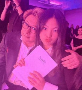 ​王诗龄与父母参加晚宴落落大方 打扮精致似小公主