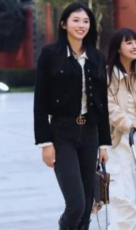 吴艳妮现身太古里又美又飒 频繁参加商演引网友吐槽:营销手段太高调