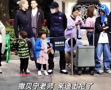 ​撒贝宁一家游迪士尼席地而坐 龙凤胎儿女正脸曝光