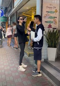 ​何猷君与奚梦瑶出街吃油条 被指像地主家的傻儿子