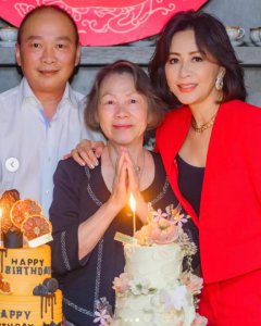 ​刘嘉玲陪母亲庆祝 78 岁生日，老公梁朝伟遗憾缺席