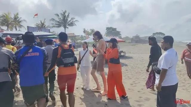 仲尼溺亡妻子卡琳娜掩面哭泣 仲尼卡琳娜第一次相遇就是在海滩