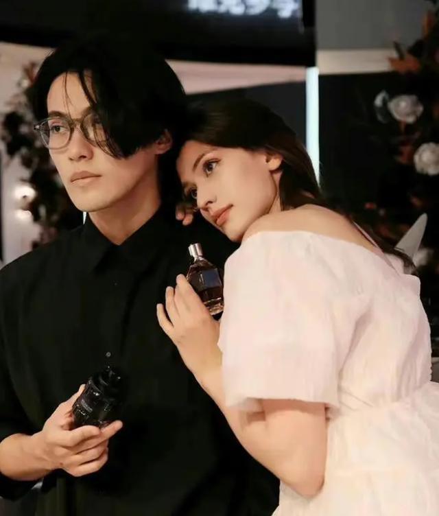 仲尼溺亡妻子卡琳娜掩面哭泣 仲尼卡琳娜第一次相遇就是在海滩