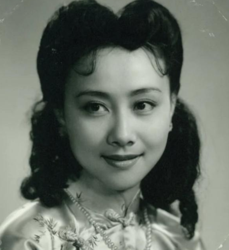 演员黄梅莹:命运坎坷,嫁给金鑫后恩爱38年,如今儿子是她的骄傲