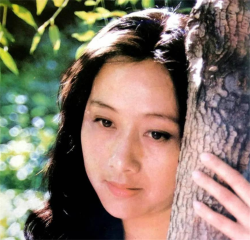 演员黄梅莹:命运坎坷,嫁给金鑫后恩爱38年,如今儿子是她的骄傲