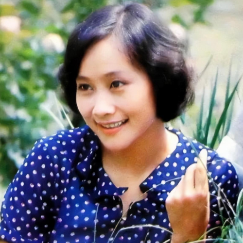 演员黄梅莹:命运坎坷,嫁给金鑫后恩爱38年,如今儿子是她的骄傲