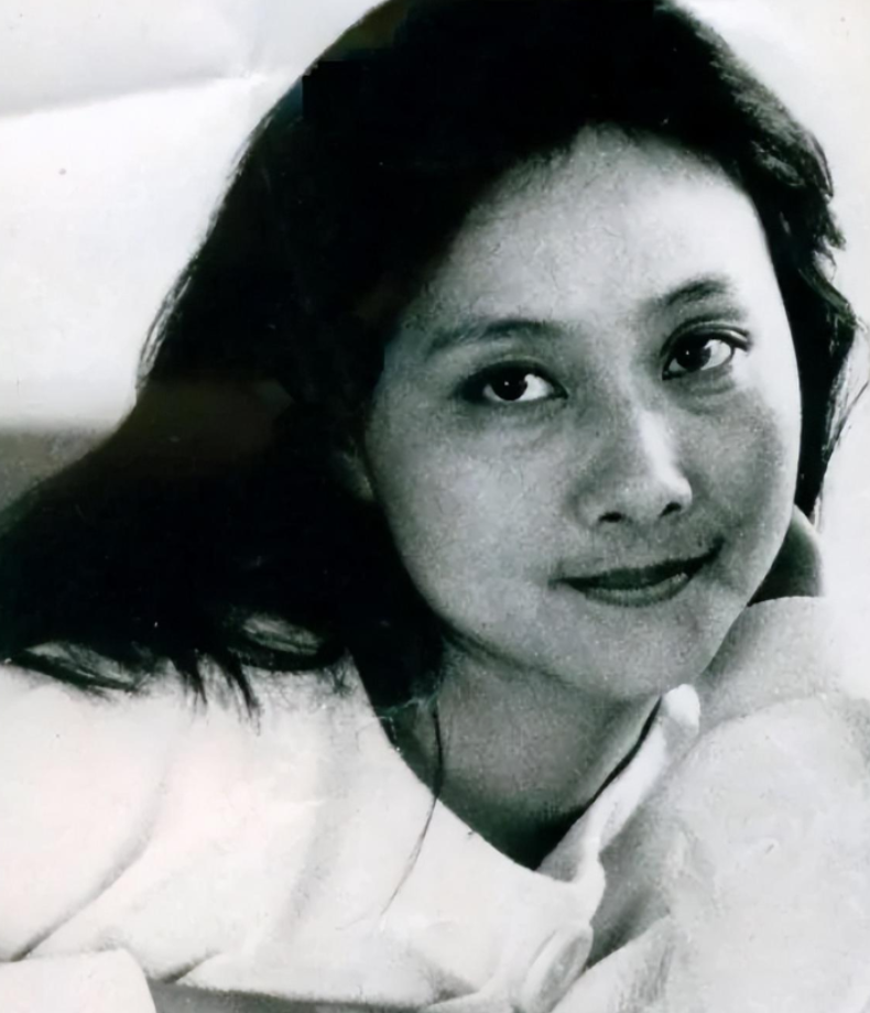 演员黄梅莹:命运坎坷,嫁给金鑫后恩爱38年,如今儿子是她的骄傲