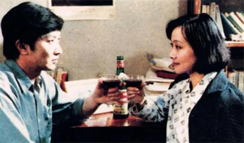 演员黄梅莹:命运坎坷,嫁给金鑫后恩爱38年,如今儿子是她的骄傲