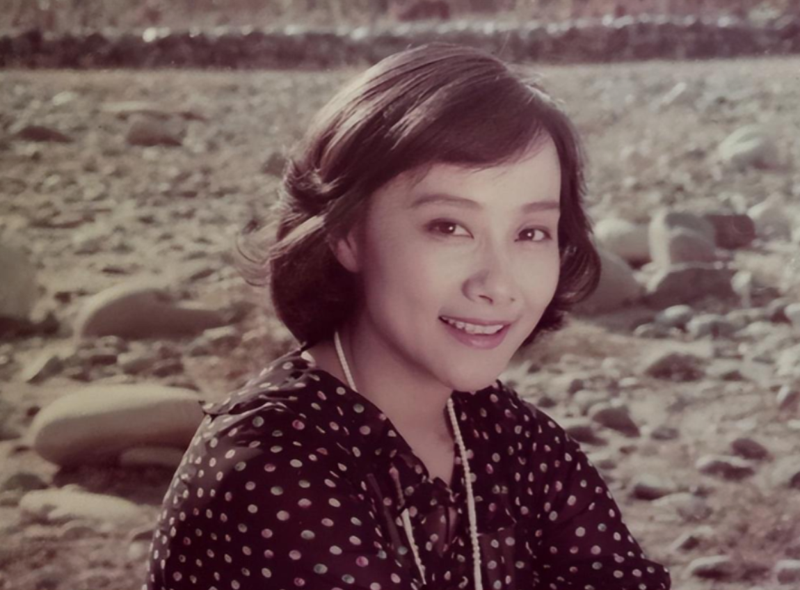 演员黄梅莹:命运坎坷,嫁给金鑫后恩爱38年,如今儿子是她的骄傲