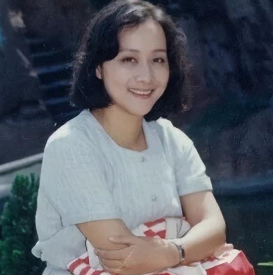 演员黄梅莹:命运坎坷,嫁给金鑫后恩爱38年,如今儿子是她的骄傲
