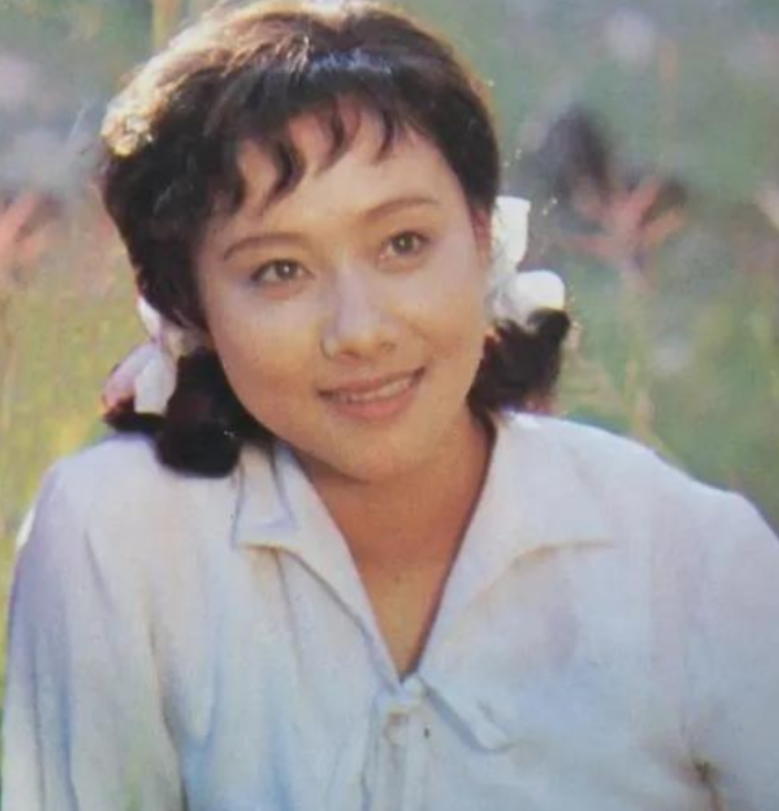 演员黄梅莹:命运坎坷,嫁给金鑫后恩爱38年,如今儿子是她的骄傲