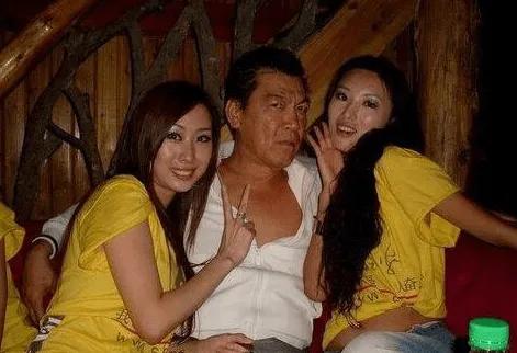 演员成奎安：两房妻子临死前险些撕破脸，病逝13年，孙子车祸离世