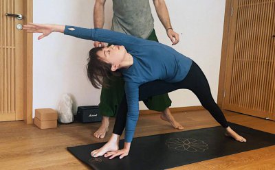 ​孙俪分享练习瑜伽照 挑战高难度姿势