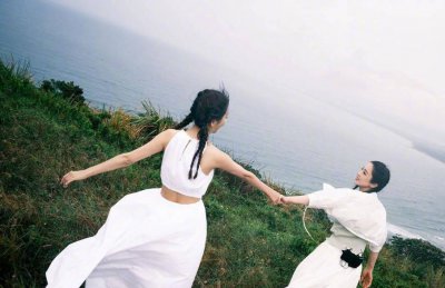 ​佟丽娅与董璇出游晒照 穿镂空裙纯洁恬静