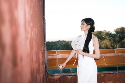 ​李一桐新中式造型好温柔 手执团扇侧颜优越