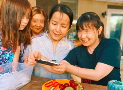 ​吕丽萍与三婚老公合体庆61岁，甜喊男方亲爱的，奢华豪宅也曝光