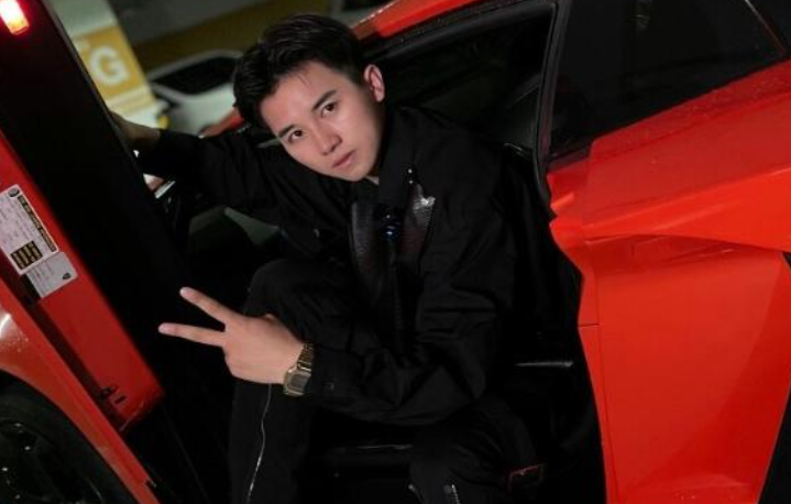 白冰个人资料简介及家世（网红白冰：14岁辍学，25岁在上海买豪华别墅，他到底是什么来头？）