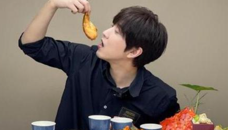 白冰个人资料简介及家世（网红白冰：14岁辍学，25岁在上海买豪华别墅，他到底是什么来头？）