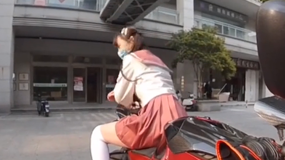 白冰个人资料简介及家世（网红白冰：14岁辍学，25岁在上海买豪华别墅，他到底是什么来头？）