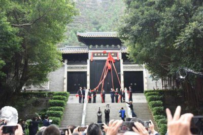 ​霍英东纪念馆揭幕 霍家齐聚霍启刚郭晶晶稳站 C 位