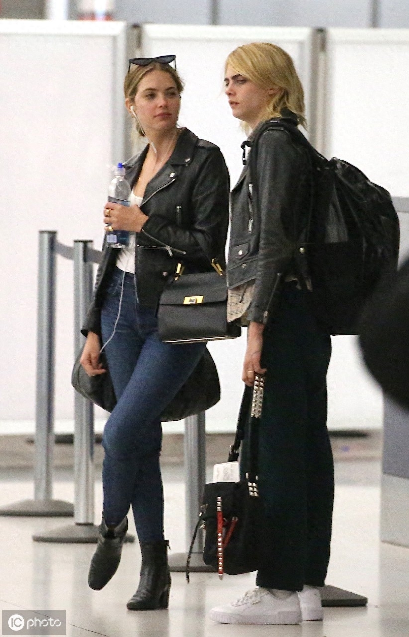 超模卡抽与女友机场亲吻,她出生于上流社会,还曾经身患抑郁症