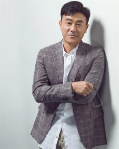 ​何冰的个人资料：一顿饭娶初中同桌位妻，婚后生一子，生活幸福甜蜜