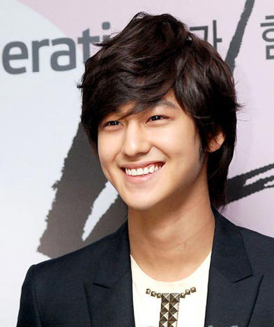 韩国男星金范整容 学生时代照片对比并无太大变化