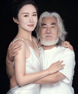 ​张纪中霸气表白妻子杜星霖 眼神宠溺十分恩爱