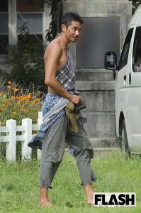 ​日本顶级渣男被曝和3女星山林同居，深山开“后宫”！