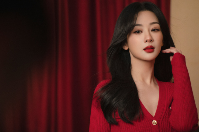 杨紫身穿红色套装贺新年 温柔微笑暖人心