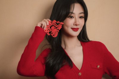 ​杨紫身穿红色套装贺新年 温柔微笑暖人心