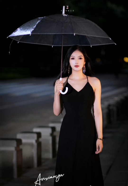 旗袍女神安晓雨长裙写真，黑白俩色展现女性美态