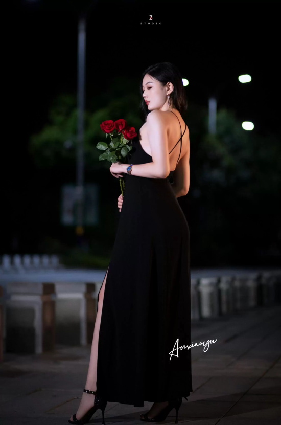 旗袍女神安晓雨长裙写真，黑白俩色展现女性美态