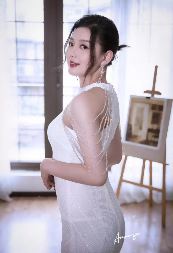 旗袍女神安晓雨长裙写真，黑白俩色展现女性美态