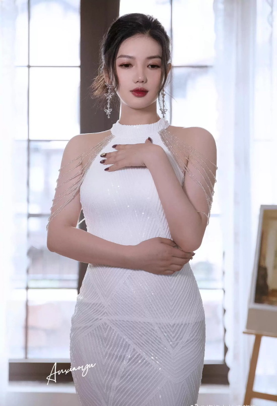 旗袍女神安晓雨长裙写真，黑白俩色展现女性美态