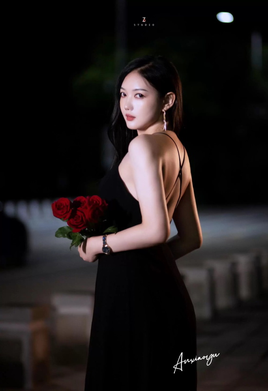 旗袍女神安晓雨长裙写真，黑白俩色展现女性美态