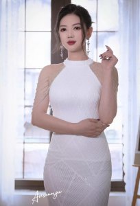 ​旗袍女神安晓雨长裙写真，黑白俩色展现女性美态