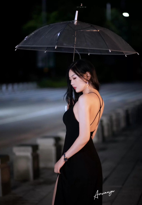 旗袍女神安晓雨长裙写真，黑白俩色展现女性美态