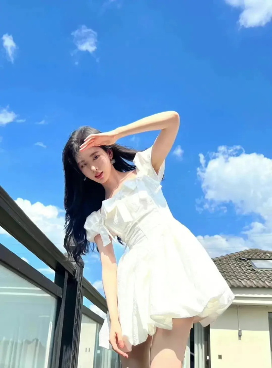 “4000年一遇美女”鞠婧祎，近期她的千禧辣妹妆再引潮流