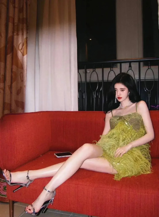 “4000年一遇美女”鞠婧祎，近期她的千禧辣妹妆再引潮流