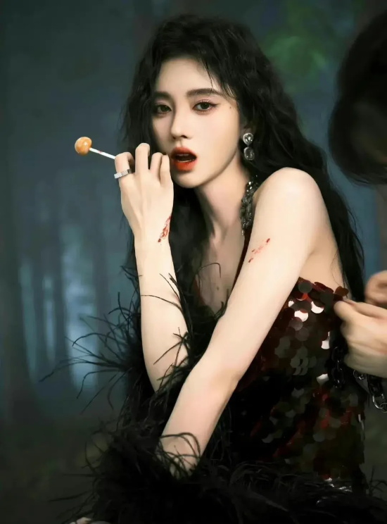 “4000年一遇美女”鞠婧祎，近期她的千禧辣妹妆再引潮流