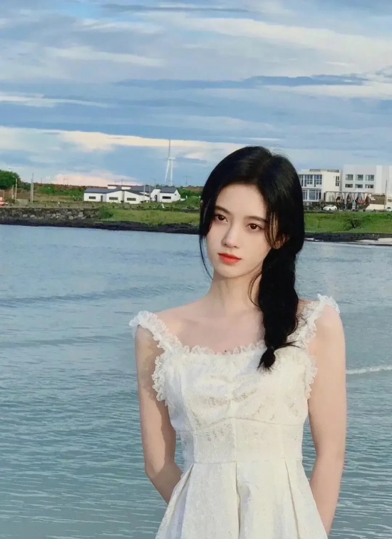 “4000年一遇美女”鞠婧祎，近期她的千禧辣妹妆再引潮流