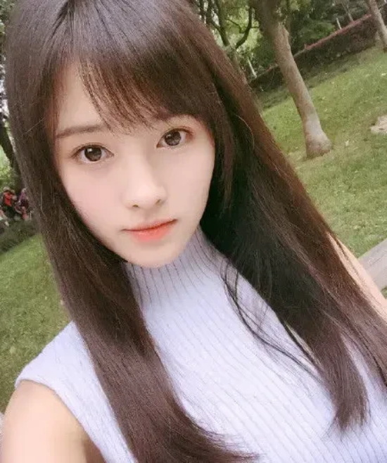 “4000年一遇美女”鞠婧祎，近期她的千禧辣妹妆再引潮流