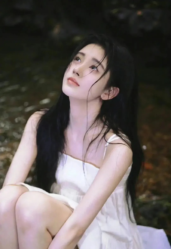 “4000年一遇美女”鞠婧祎，近期她的千禧辣妹妆再引潮流