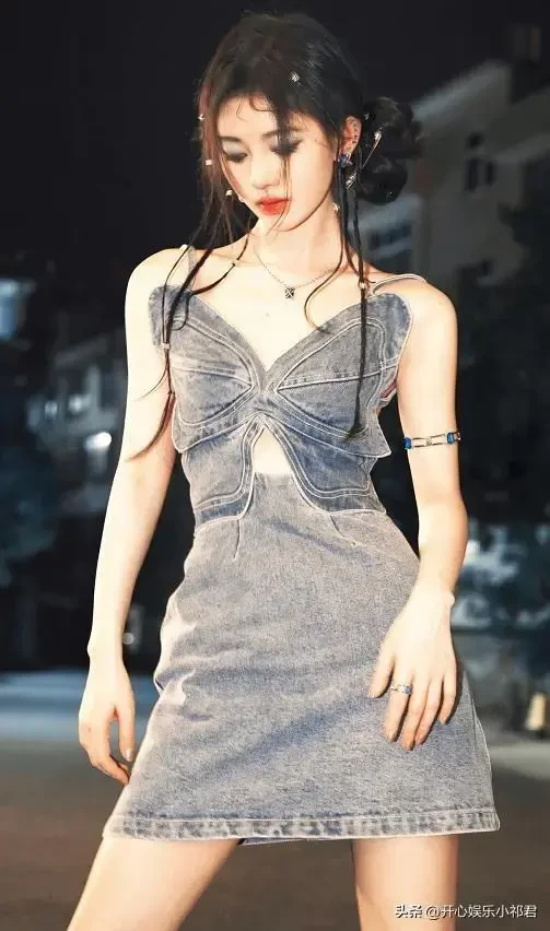 “4000年一遇美女”鞠婧祎，近期她的千禧辣妹妆再引潮流