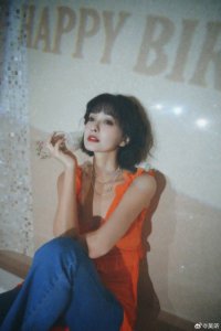 ​吴昕身穿橙色背心裙 气质迷人