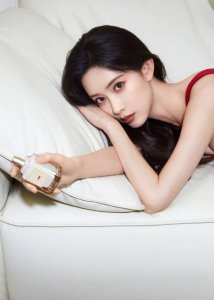 ​孟子义一袭丝绒红裙身材姣好 皮肤白皙温柔优雅