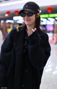 ​钟楚曦全黑穿搭抵达机场 面带笑容心情颇佳