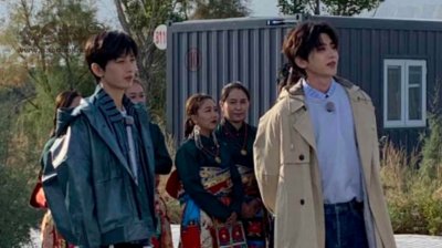 ​蔡徐坤与成毅长得好像 蔡徐坤成毅谁更火谁的实力强